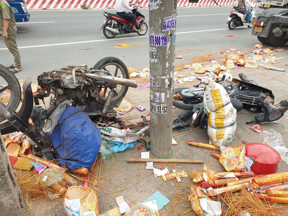Xe tải điên tông nhiều xe máy trên Quốc lộ 13, 3 người bị thương nặng - Ảnh 3.