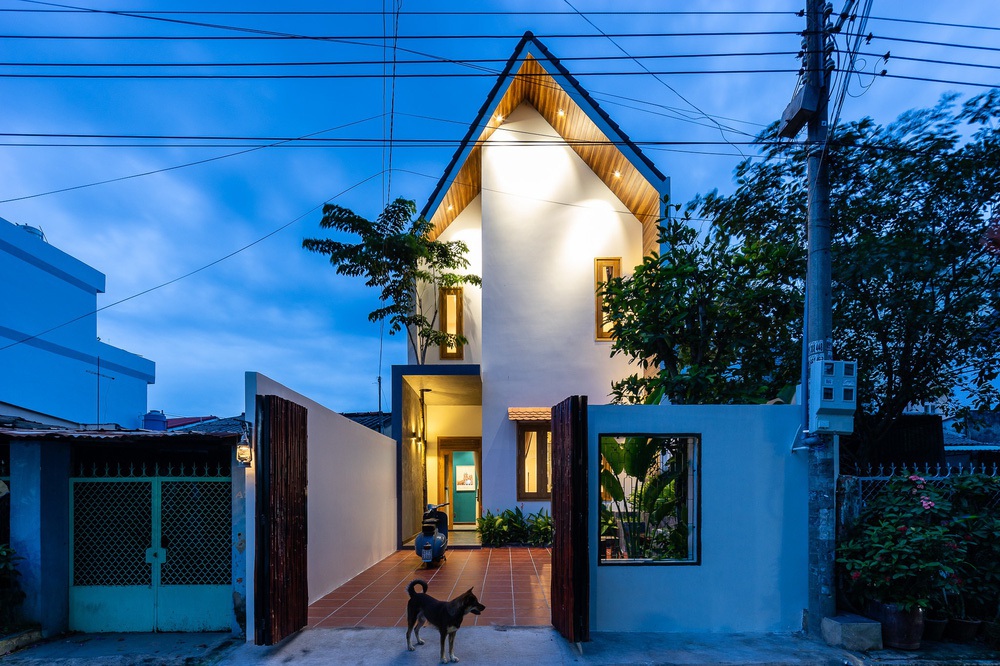 Bình Dương: Bố thiết kế tặng con gái nhà mái chóp đỉnh như trong truyện cổ tích, có giếng trời thi vị với cây khế nở hoa - Ảnh 1. Bình Dương: Bố thiết kế tặng con gái nhà mái chóp đỉnh như trong truyện cổ tích, có giếng trời thi vị với cây khế nở hoa - Ảnh 1.