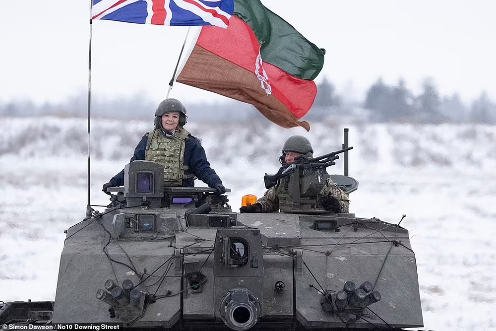 Bất ngờ trước hình ảnh nữ Ngoại trưởng Anh ‘cưỡi’ xe tăng NATO - Ảnh 3.