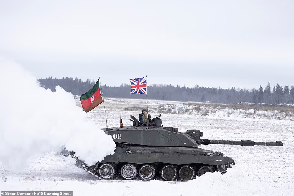 Bất ngờ trước hình ảnh nữ Ngoại trưởng Anh ‘cưỡi’ xe tăng NATO - Ảnh 5.