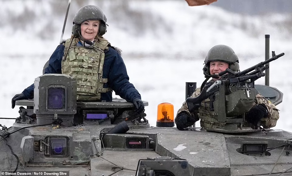 Bất ngờ trước hình ảnh nữ Ngoại trưởng Anh ‘cưỡi’ xe tăng NATO - Ảnh 7.