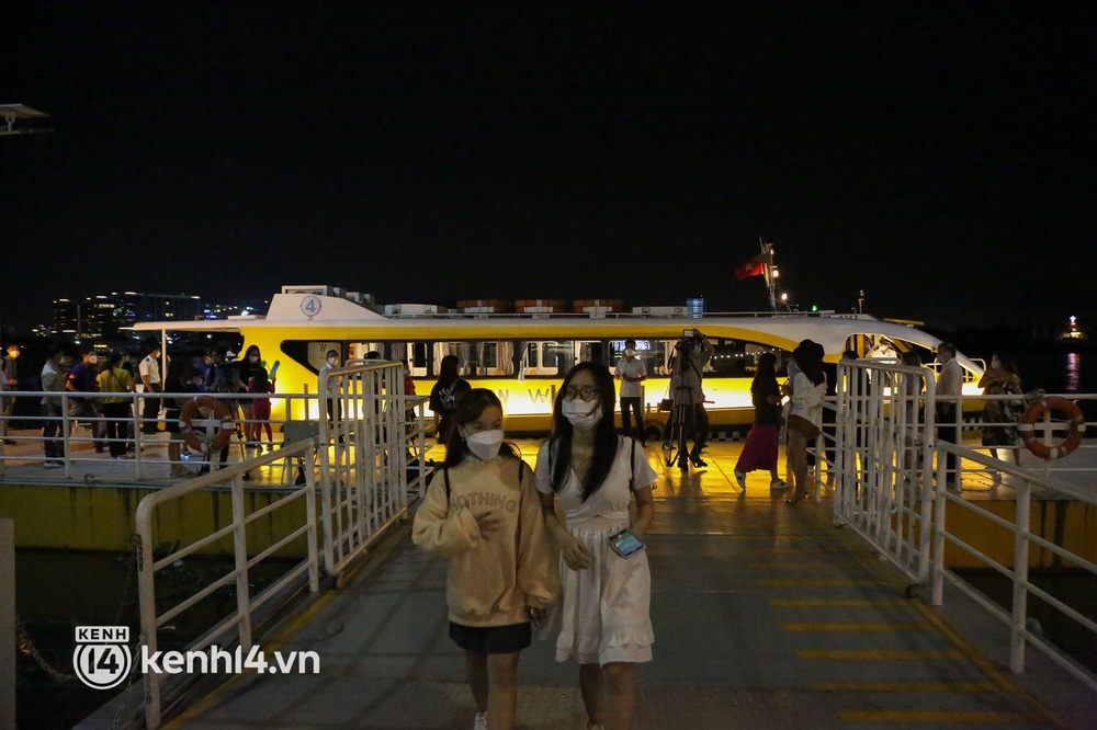 Trải nghiệm tuyến buýt đường sông được mở về đêm: Sài Gòn lên đèn lung linh, nhìn từ góc nào cũng đẹp! - Ảnh 15.