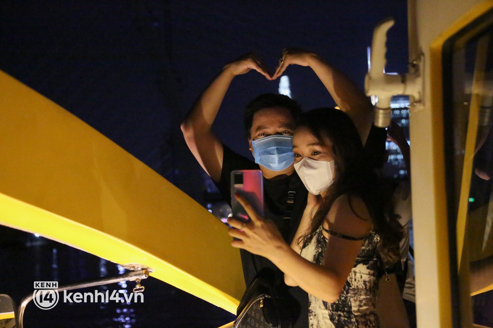 Trải nghiệm tuyến buýt đường sông được mở về đêm: Sài Gòn lên đèn lung linh, nhìn từ góc nào cũng đẹp! - Ảnh 7.