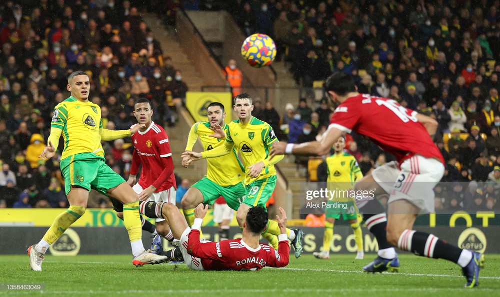 Kiếm penalty bằng cú ngã tinh tế, Ronaldo giúp Man United đánh bại đối thủ khó nhằn - Ảnh 1.