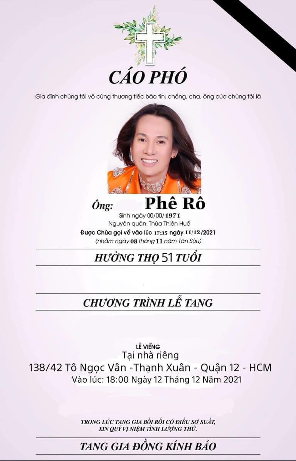 Bà xã đau buồn, con trai thẫn thờ ôm tro cốt của ca sĩ Ngô Quốc Linh về nhà - Ảnh 1.