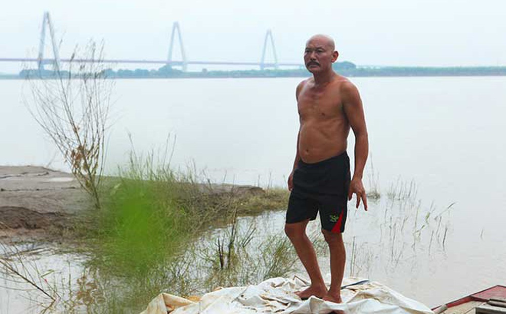 “Dị nhân” vớt hơn 600 thi thể trôi dạt, lập nghĩa địa của oan hồn sông nước giữa Hà Nội