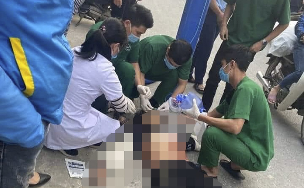 Con trai bị bạn học đâm tử vong, mẹ gào khóc thảm thiết ở hiện trường
