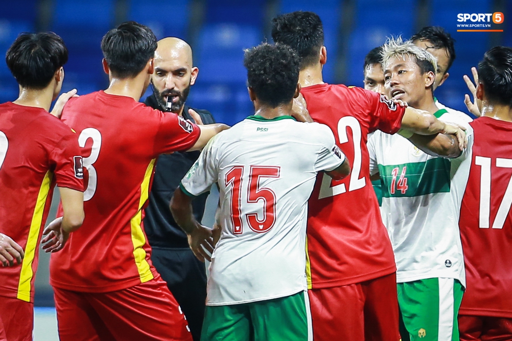 Xem lại màn kung-fu Indonesia dùng để đấu Việt Nam tại vòng loại World Cup 2022 - Ảnh 5. Xem lại màn kung-fu Indonesia dùng để đấu Việt Nam tại vòng loại World Cup 2022 - Ảnh 5.