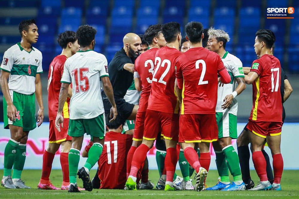 Xem lại màn kung-fu Indonesia dùng để đấu Việt Nam tại vòng loại World Cup 2022 - Ảnh 6. Xem lại màn kung-fu Indonesia dùng để đấu Việt Nam tại vòng loại World Cup 2022 - Ảnh 6.