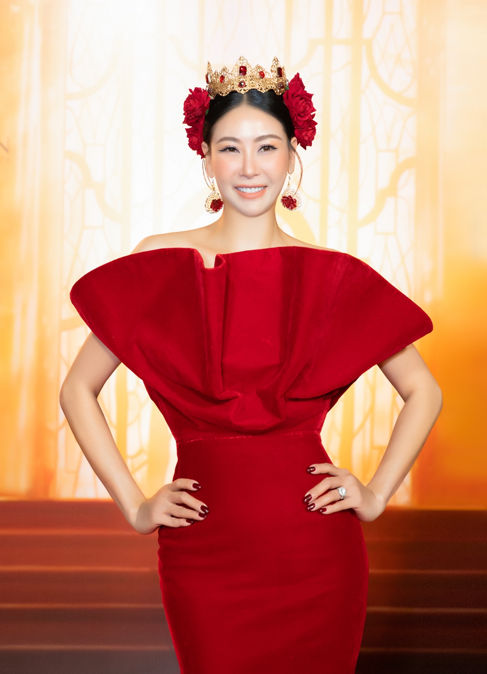 Hoa hậu Hà Kiều Anh diện váy xẻ cao, khoe chân dài gợi cảm - Ảnh 1.