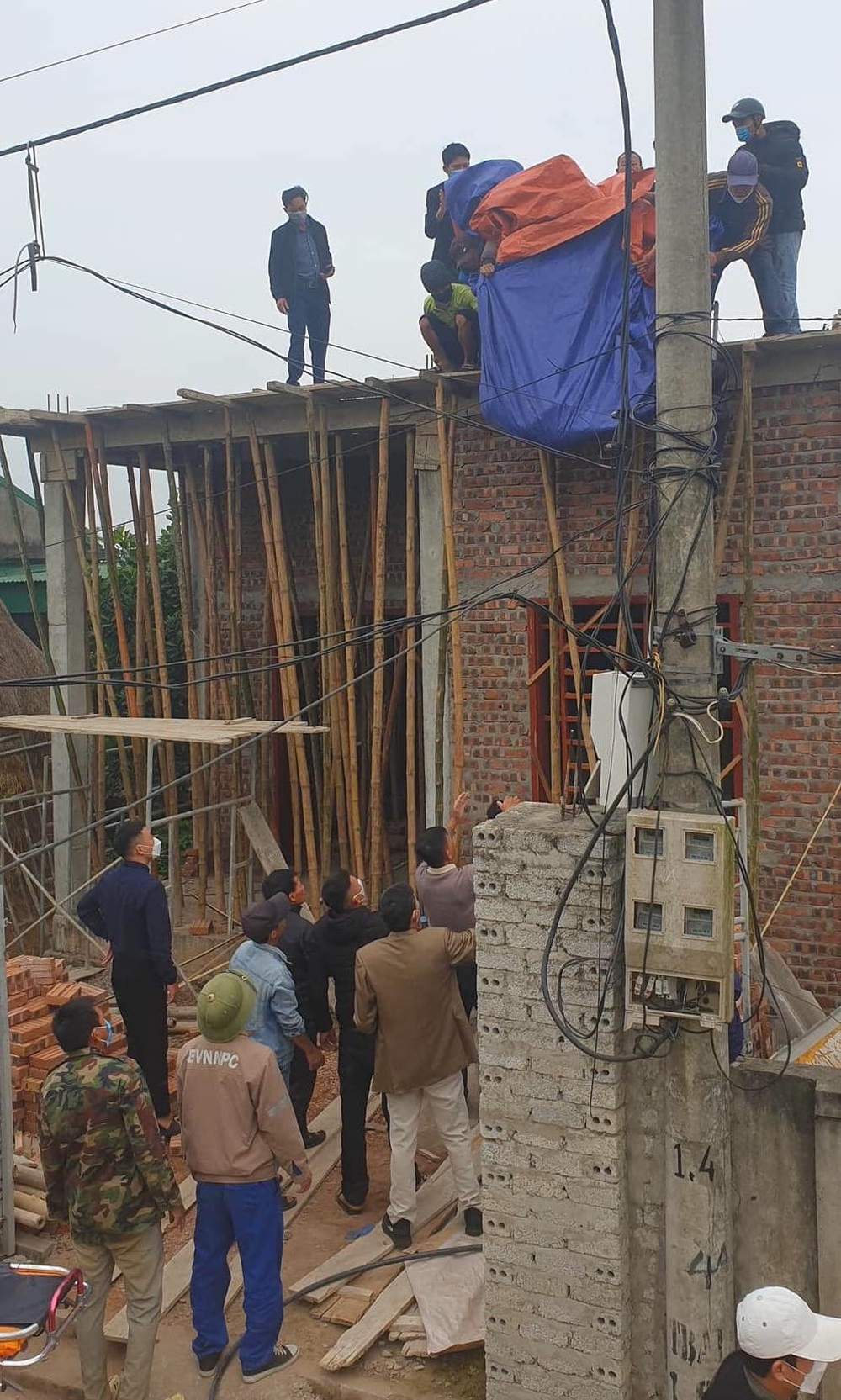 Đứng trên mái nhà đan thép đổ bê tông, 2 công nhân xây dựng bị điện giật thương vong - Ảnh 1.
