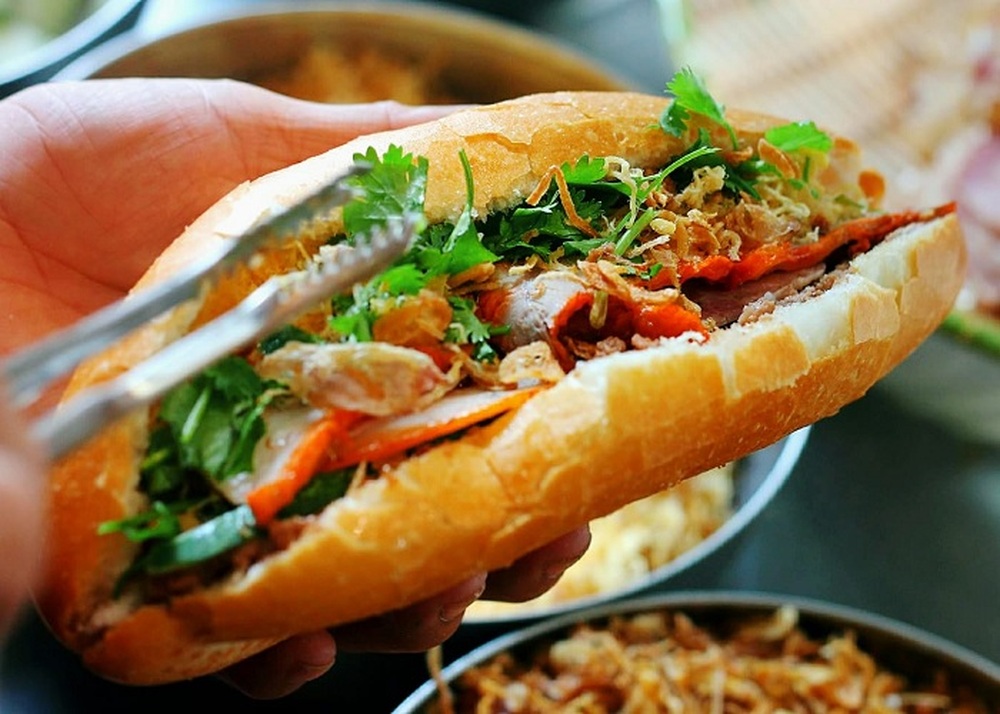 Ổ bánh mì như nồi lẩu, bánh mì ômôi vẫn bán 2.000 ổ/ngày, nhiều người sốc với doanh thu - Ảnh 2.