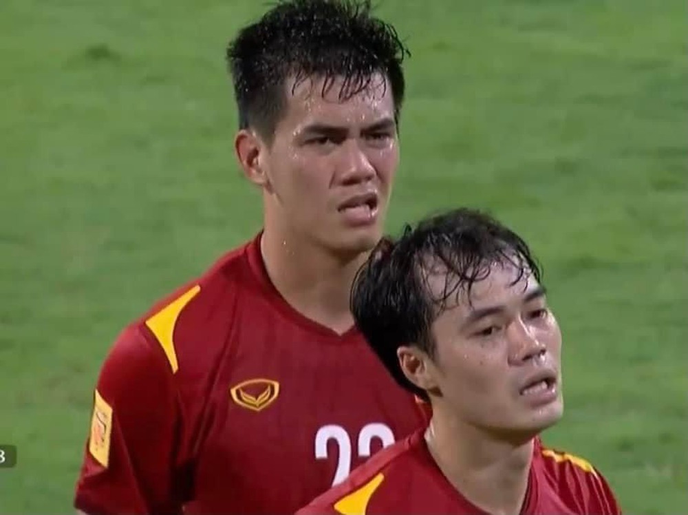 Cầu thủ Việt Nam thẫn thờ sau trận thắng đậm Campuchia, thầy Park có nên lo lắng? - Ảnh 1.