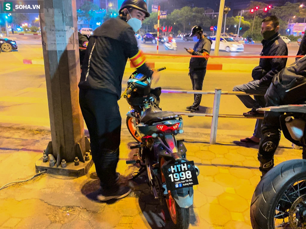 Hà Nội: Cảnh sát hình sự mật phục bắt quái xế chạy xe phân khối lớn lạng lách trên phố - Ảnh 2.