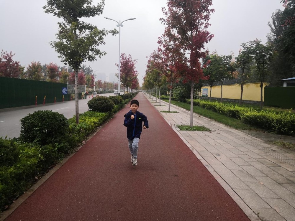 Cậu bé 9 tuổi mỗi ngày chạy 10km để cứu em trai: Chỉ cần em được sống, cháu sẽ làm tất cả! - Ảnh 1.