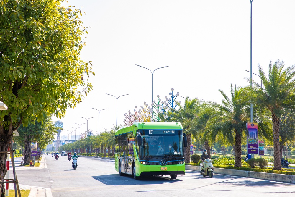 Xe buýt điện chống say VinBus xuất hiện tại Hà Nội: Thông minh, tiện nghi như xe con! - Ảnh 1.