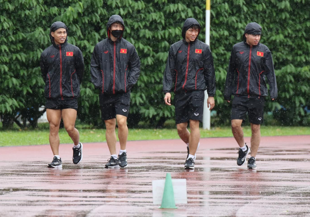 AFF Cup 2020: ĐT Việt Nam tập buổi đầu tiên tại Singapore dưới cơn mưa rào - Ảnh 1. AFF Cup 2020: ĐT Việt Nam tập buổi đầu tiên tại Singapore dưới cơn mưa rào - Ảnh 1.