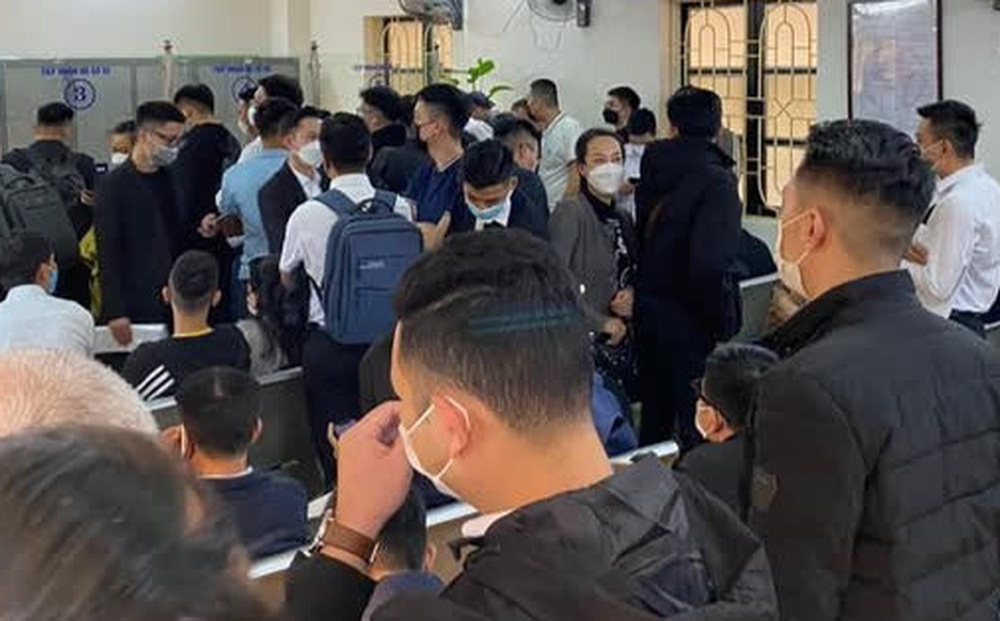 Lệ phí trước bạ ô tô giảm 50%: Ngày đầu quá tải, người dân nên khai báo đăng ký trực tuyến