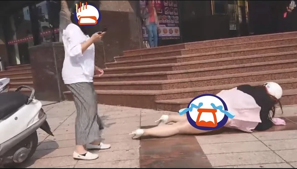 Vừa đi vừa nhắn tin điện thoại, cô gái trẻ gặp ngay sự cố lộ hàng đáng xấu hổ - Ảnh 2.