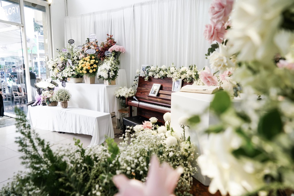 Tang lễ Dương Khánh Hà qua đời ở tuổi 34: Tràn ngập hoa tươi, chồng viết tâm thư xúc động - Ảnh 4.