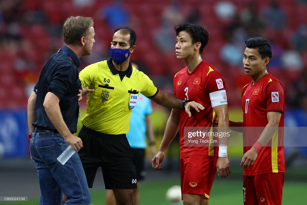 Trọng tài cứu thủ môn Thái Lan thoát thẻ đỏ, bỏ qua tình huống Quang Hải bị đánh nguội - Ảnh 4.