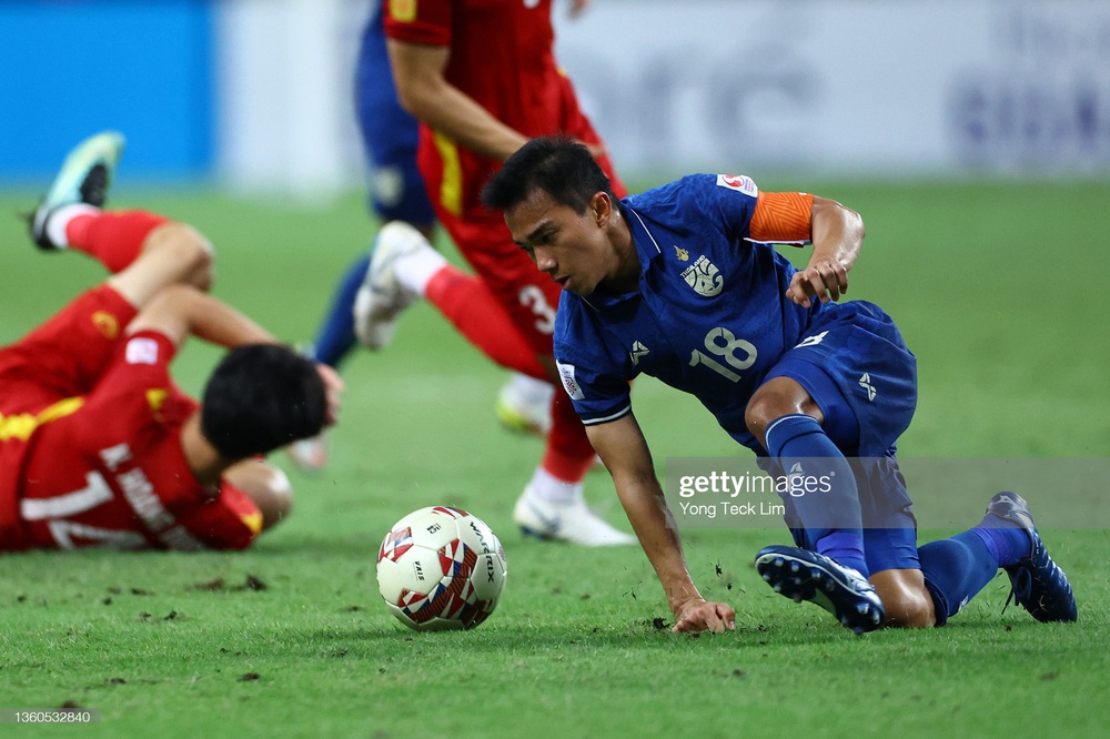 “Trọng tài mắc quá nhiều sai lầm, nếu chính xác thì trận đấu phải có 4 thẻ đỏ” - Ảnh 2.