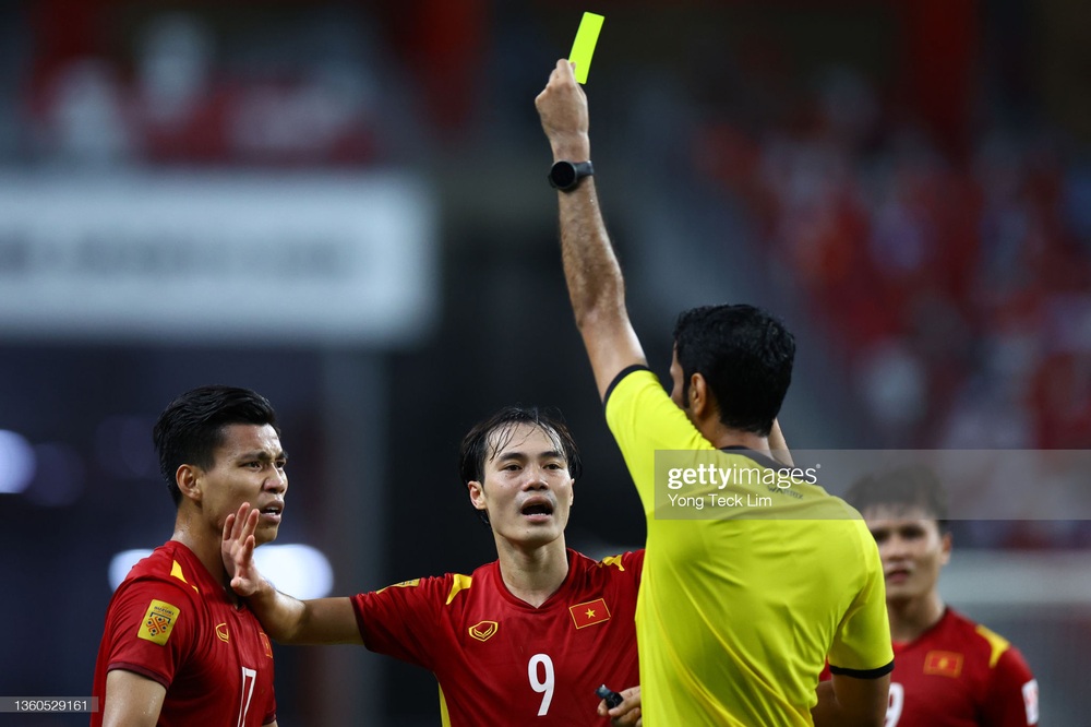 Trọng tài cứu thủ môn Thái Lan thoát thẻ đỏ, bỏ qua tình huống Quang Hải bị đánh nguội - Ảnh 2.