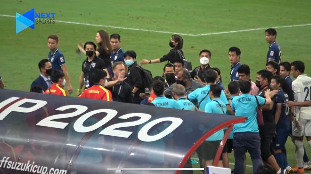 Cầu thủ Thái Lan khiêu khích thầy Park, tranh cãi lớn xảy ra sau khi trận đấu kết thúc - Ảnh 2.