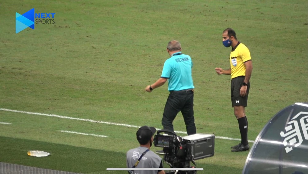 Cầu thủ Thái Lan khiêu khích thầy Park, tranh cãi lớn xảy ra sau khi trận đấu kết thúc - Ảnh 6.