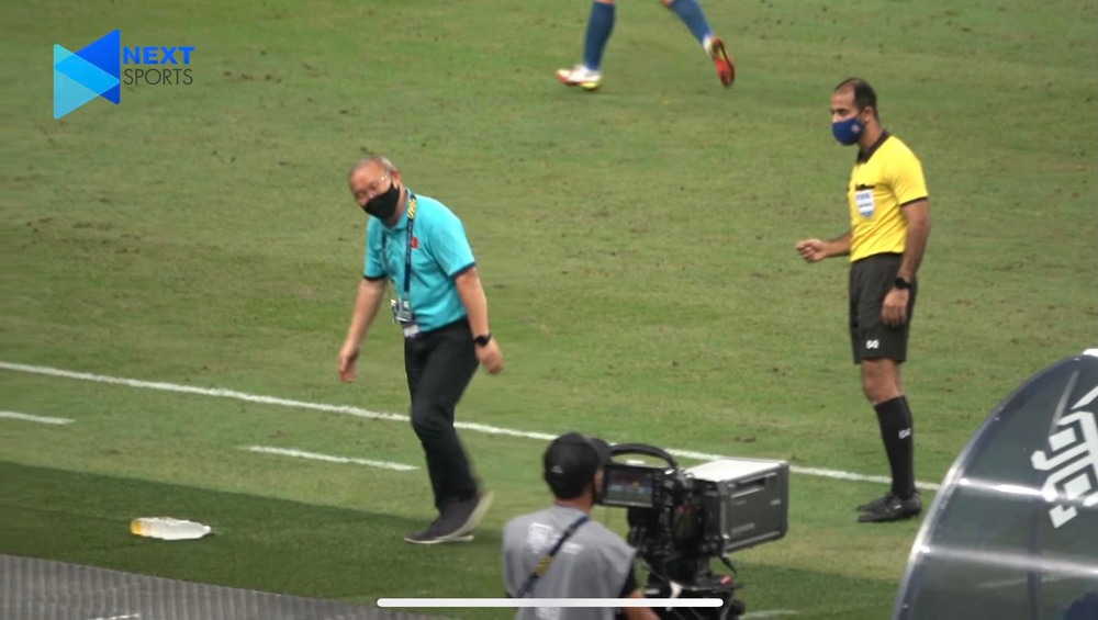 Cầu thủ Thái Lan khiêu khích thầy Park, tranh cãi lớn xảy ra sau khi trận đấu kết thúc - Ảnh 7.