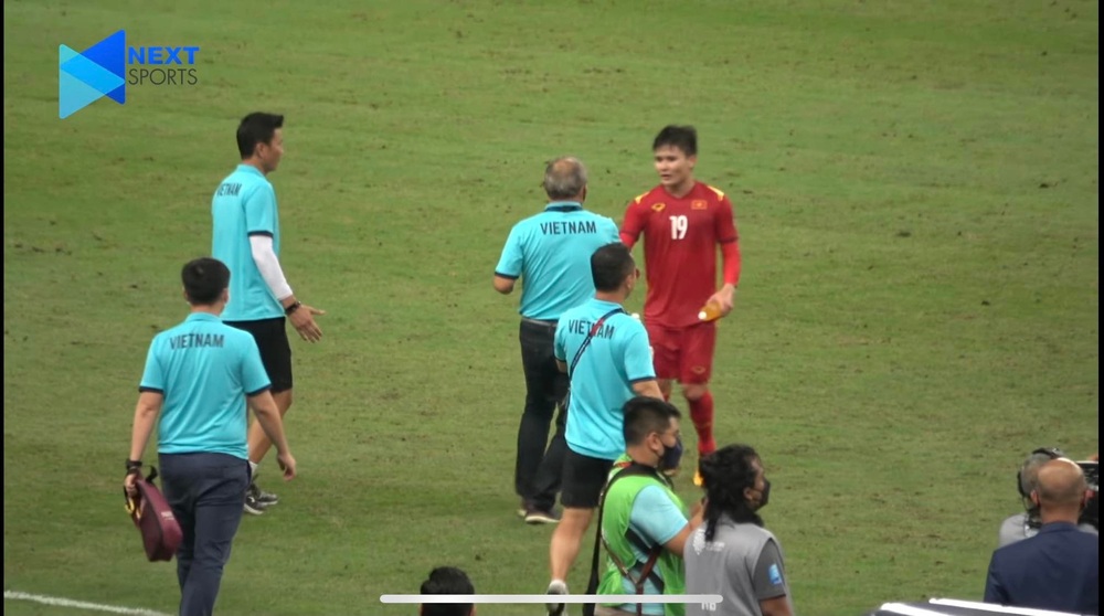 Cầu thủ Thái Lan khiêu khích thầy Park, tranh cãi lớn xảy ra sau khi trận đấu kết thúc - Ảnh 8.