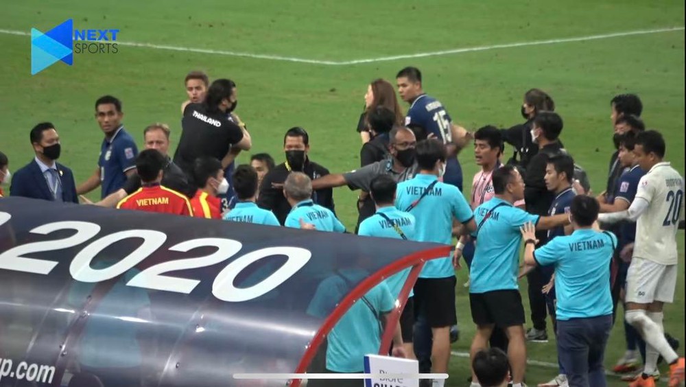 Cầu thủ Thái Lan khiêu khích thầy Park, tranh cãi lớn xảy ra sau khi trận đấu kết thúc - Ảnh 1.