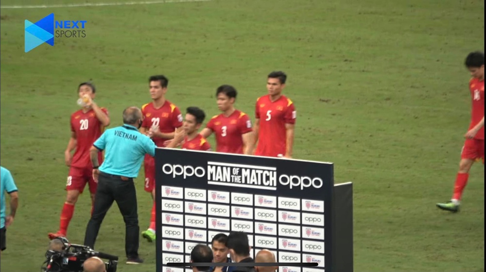 Cầu thủ Thái Lan khiêu khích thầy Park, tranh cãi lớn xảy ra sau khi trận đấu kết thúc - Ảnh 9.