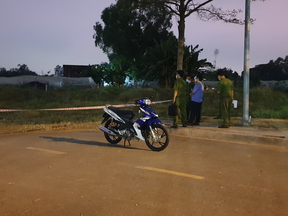 Nam thanh nằm chết bên cạnh chiếc xe máy tại bãi cỏ trong khu công nghiệp - Ảnh 1.