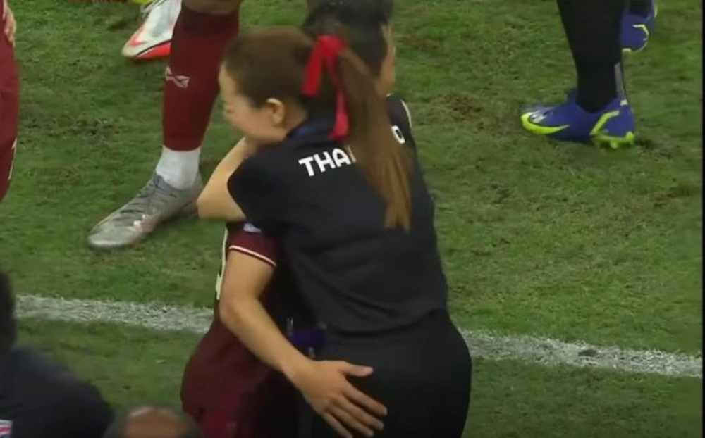 Nữ trưởng đoàn Thái Lan 'ngượng đỏ mặt' vì hành động bất ngờ từ Chanathip