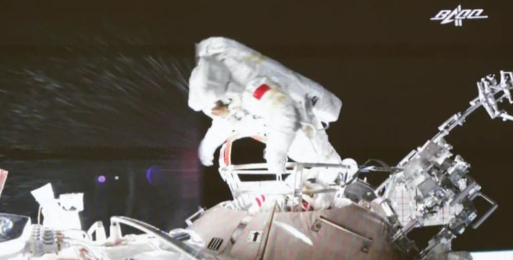Phi hành gia tàu Thần Châu-13 hoàn thành chuyến đi bộ ngoài không gian thứ 2 - Ảnh 1.
