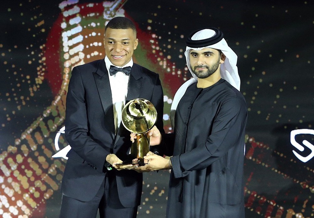 Vượt mặt Messi và Ronaldo, siêu sao chính thức đoạt Quả bóng vàng Dubai 2021 - Ảnh 1.