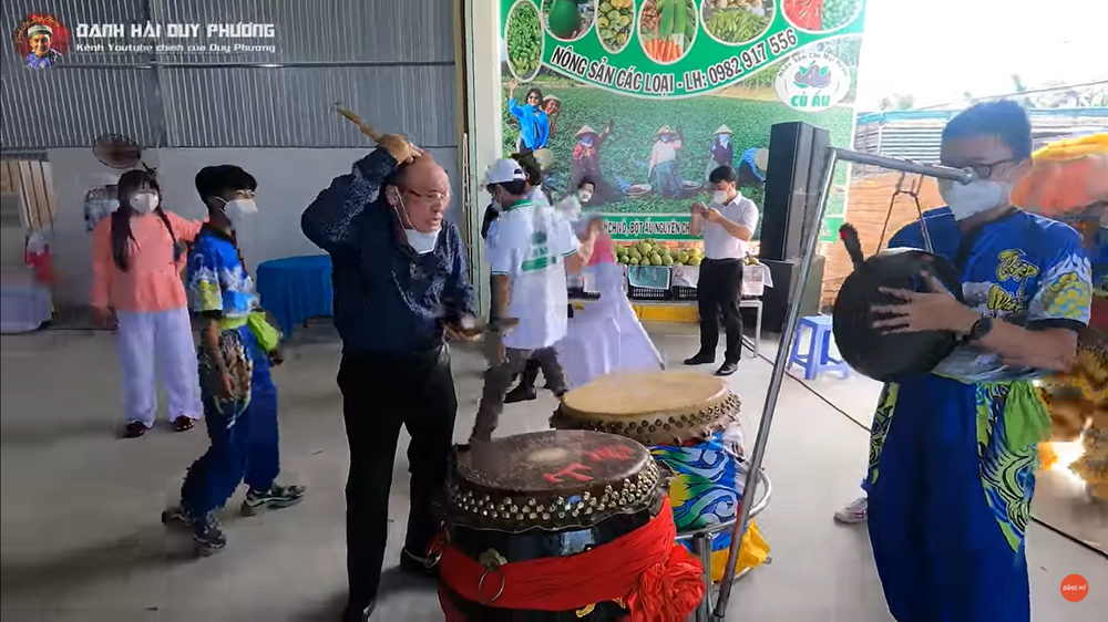 Duy Phương rất lâu mới được gọi đi diễn, đau đớn vì đánh trống trúng đầu - Ảnh 4. Duy Phương rất lâu mới được gọi đi diễn, đau đớn vì đánh trống trúng đầu - Ảnh 4.