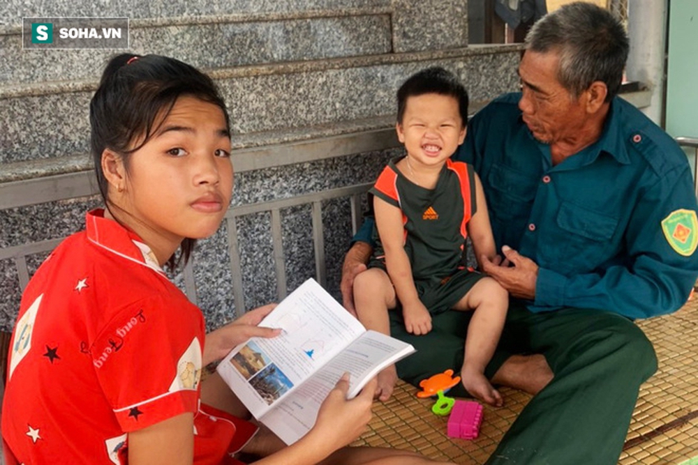 Con gái mất vì Covid-19, ông ngoại dắt hai cháu ra sống ở nghĩa địa- tiếng khóc nghẹn lòng - Ảnh 1. Con gái mất vì Covid-19, ông ngoại dắt hai cháu ra sống ở nghĩa địa- tiếng khóc nghẹn lòng - Ảnh 1.