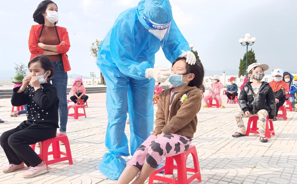 Hàng chục học sinh là F0, hàng nghìn học sinh phải nghỉ học
