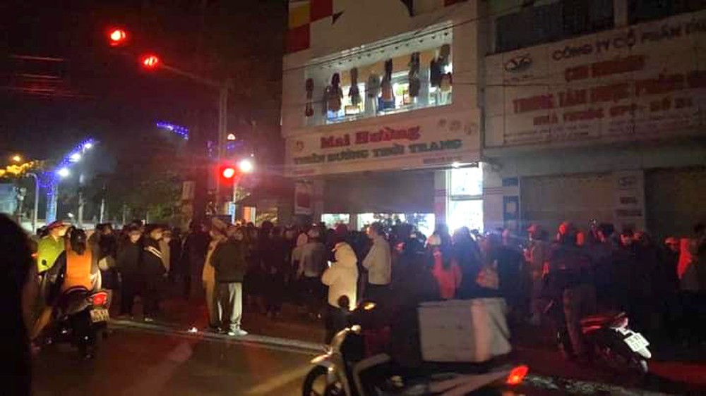 Công an trắng đêm khám xét cơ sở của bà chủ hành hạ thiếu nữ, thu nhiều bì tải quần áo - Ảnh 2. Công an trắng đêm khám xét cơ sở của bà chủ hành hạ thiếu nữ, thu nhiều bì tải quần áo - Ảnh 2.