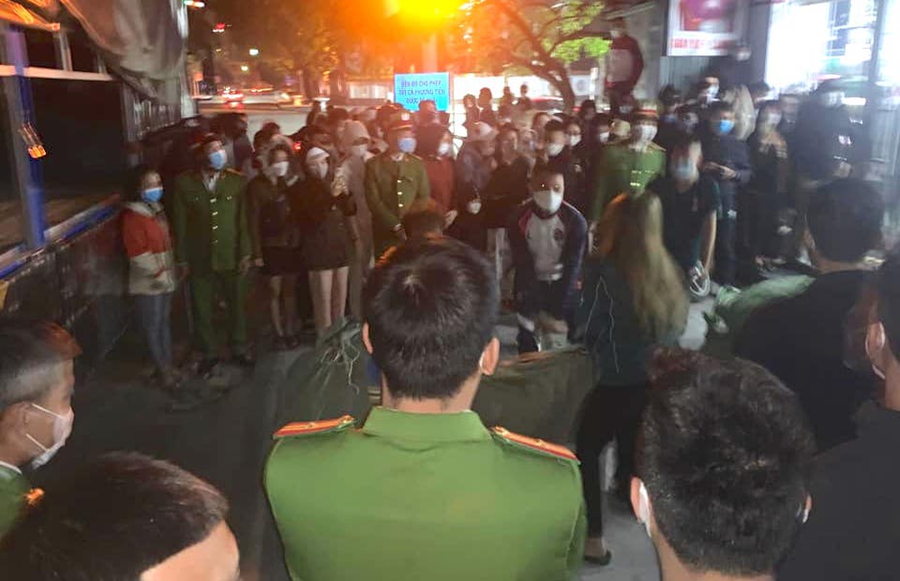 Công an trắng đêm khám xét cơ sở của bà chủ hành hạ thiếu nữ, thu nhiều bì tải quần áo - Ảnh 11. Công an trắng đêm khám xét cơ sở của bà chủ hành hạ thiếu nữ, thu nhiều bì tải quần áo - Ảnh 11.