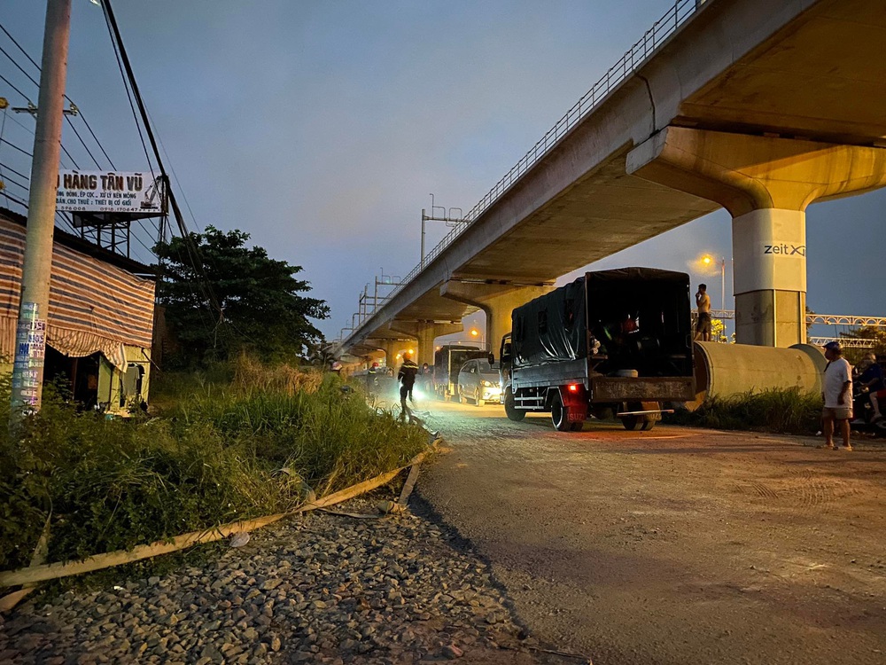 Đang cháy lớn xưởng gỗ ở Sài Gòn, lửa đỏ rực, người dân ôm tài sản tháo chạy - Ảnh 1.