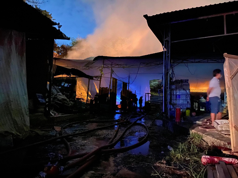 Đang cháy lớn xưởng gỗ ở Sài Gòn, lửa đỏ rực, người dân ôm tài sản tháo chạy - Ảnh 2.