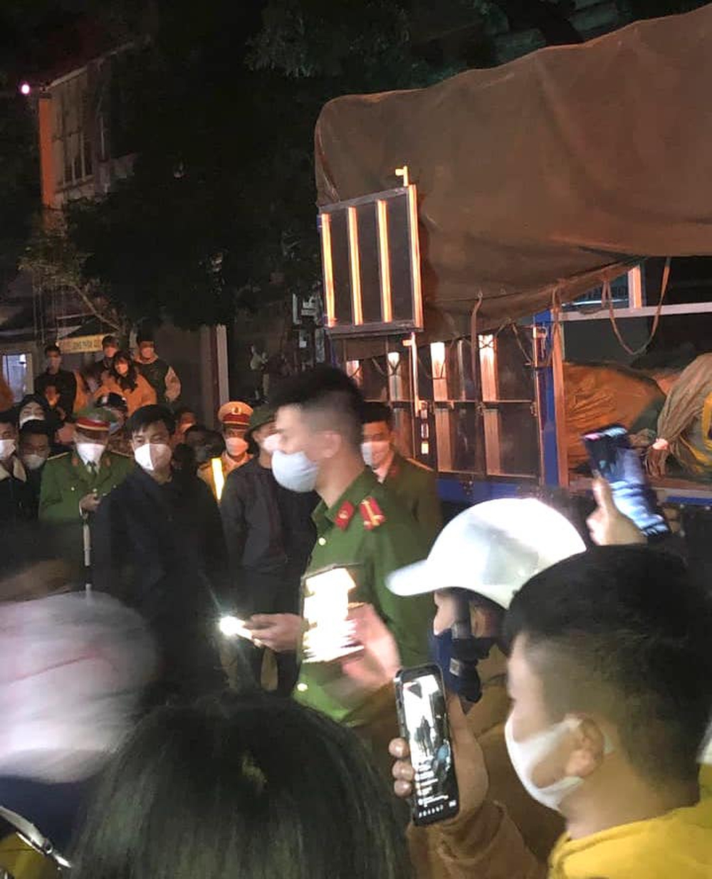 Công an trắng đêm khám xét cơ sở của bà chủ hành hạ thiếu nữ, thu nhiều bì tải quần áo - Ảnh 10. Công an trắng đêm khám xét cơ sở của bà chủ hành hạ thiếu nữ, thu nhiều bì tải quần áo - Ảnh 10.