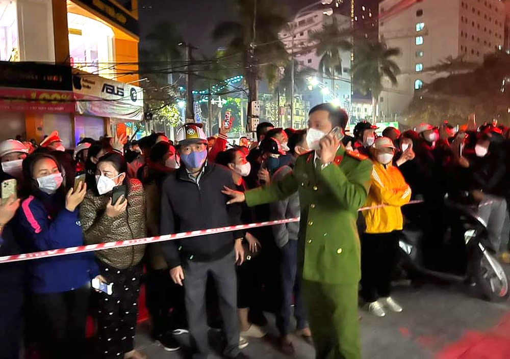 Công an trắng đêm khám xét cơ sở của bà chủ hành hạ thiếu nữ, thu nhiều bì tải quần áo - Ảnh 5. Công an trắng đêm khám xét cơ sở của bà chủ hành hạ thiếu nữ, thu nhiều bì tải quần áo - Ảnh 5.