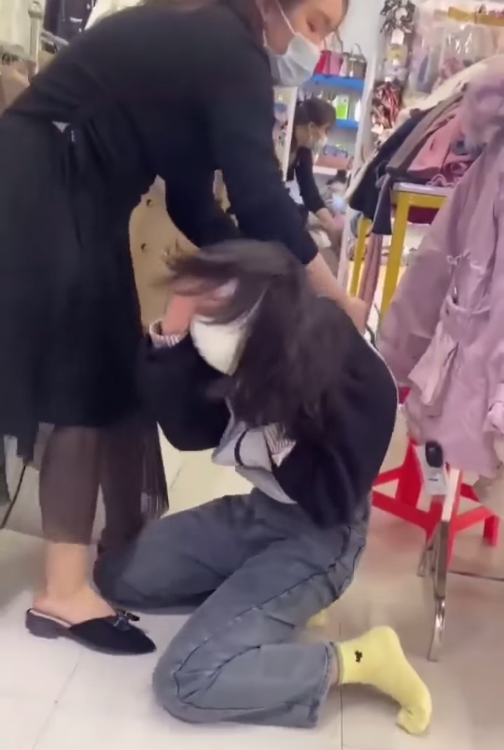 Công an trắng đêm khám xét cơ sở của bà chủ hành hạ thiếu nữ, thu nhiều bì tải quần áo - Ảnh 14. Công an trắng đêm khám xét cơ sở của bà chủ hành hạ thiếu nữ, thu nhiều bì tải quần áo - Ảnh 14.