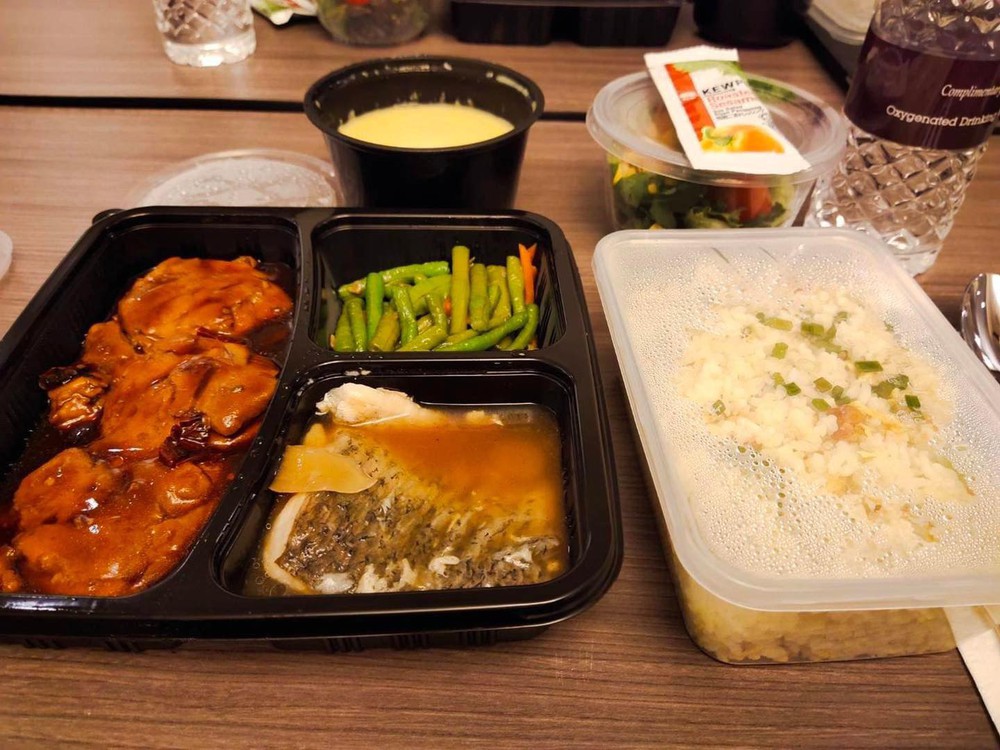HLV Park Hang-seo: ĐTVN thích ăn thịt lợn, nhưng 3 ngày nay khách sạn chỉ cho ăn gà và cá - Ảnh 1.