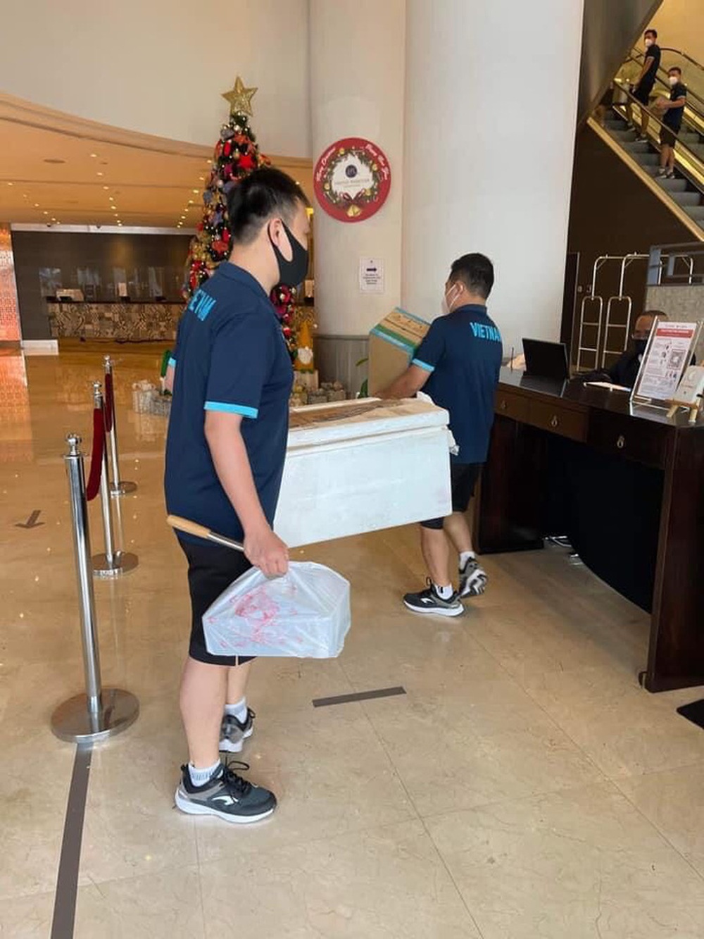 Hội người Việt Nam tại Singapore tiếp tế thực phẩm cho thầy trò HLV Park Hang-seo - Ảnh 1. Hội người Việt Nam tại Singapore tiếp tế thực phẩm cho thầy trò HLV Park Hang-seo - Ảnh 1.