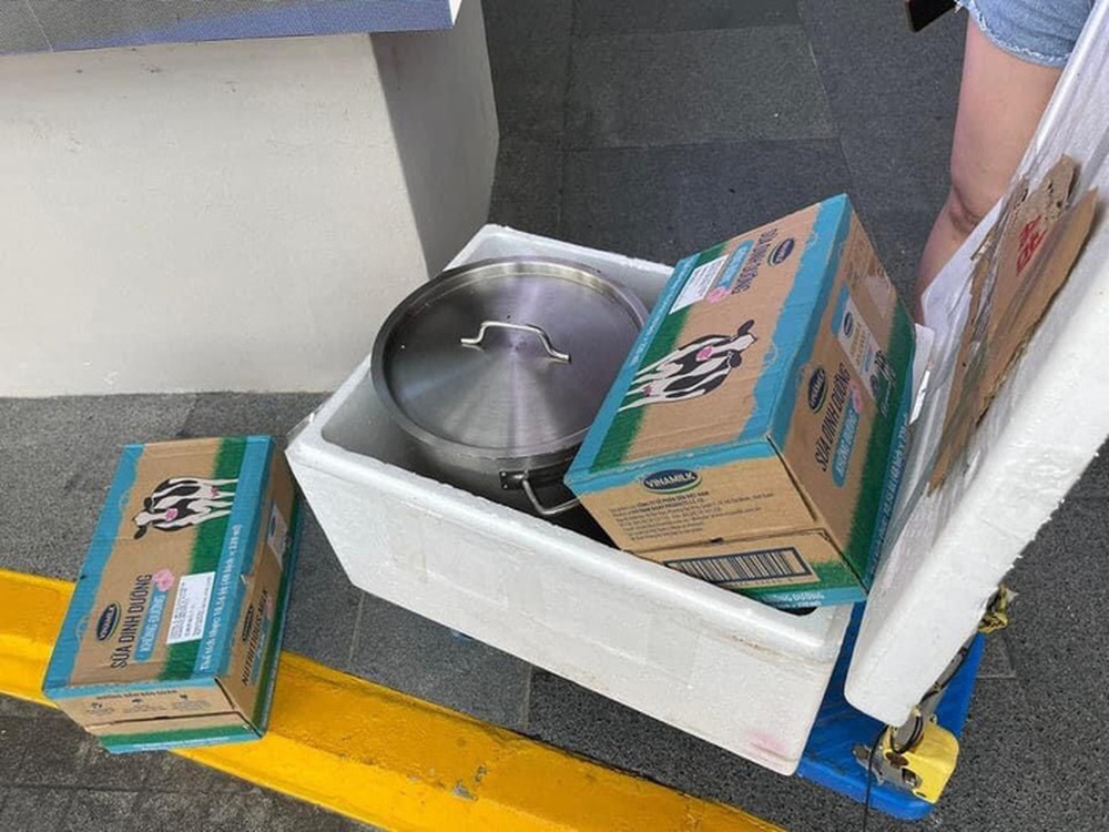 Hội người Việt Nam tại Singapore tiếp tế thực phẩm cho thầy trò HLV Park Hang-seo - Ảnh 3. Hội người Việt Nam tại Singapore tiếp tế thực phẩm cho thầy trò HLV Park Hang-seo - Ảnh 3.